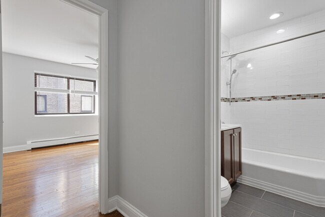 Building Photo - 6029 N Winthrop Ave