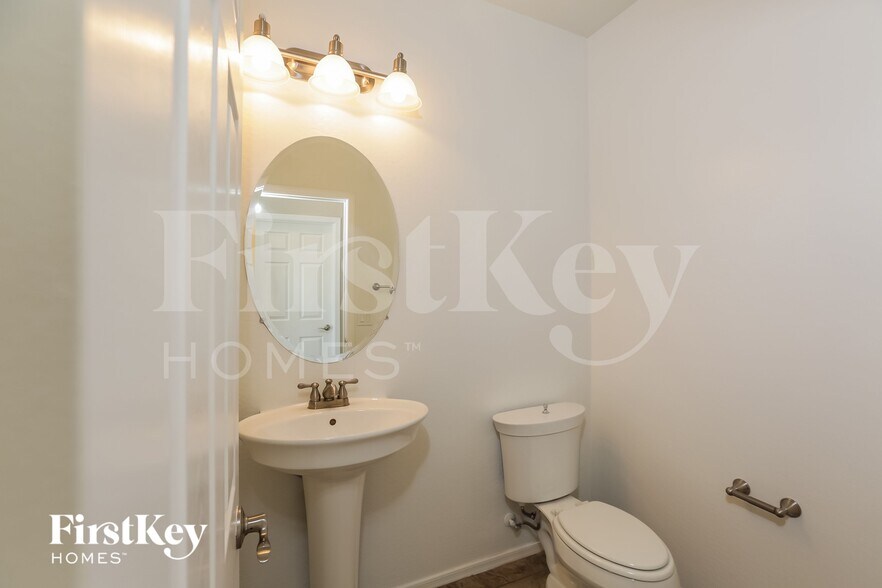 Building Photo - 2639 W Tamarisk Ave