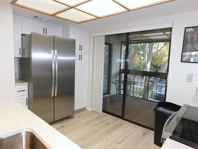 Building Photo - 218 Woodlake Wynde