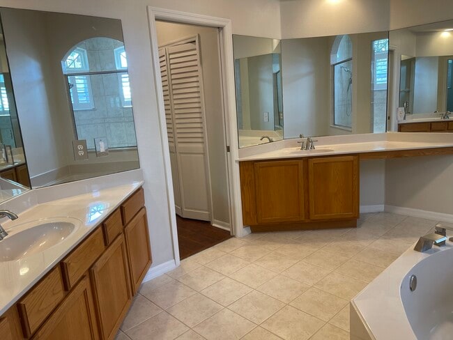 Building Photo - 2038 Cascades Cove Dr