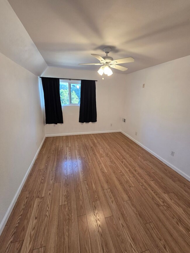 Building Photo - Spacious 1BR Mission Valley Condo - A/C - Private Balcony - 2 Parking Spaces