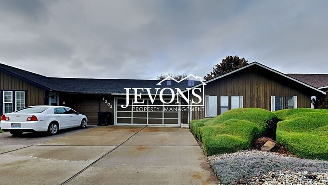 Building Photo - 1202 S 39th Ave