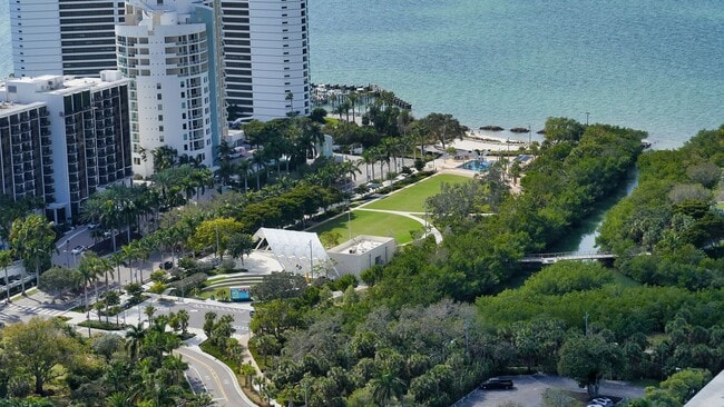 Building Photo - Annual furnished OPTIONAL 2-bed 2-bath upscale condo in the Broadway Promenade