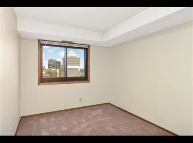Building Photo - Spacious 2 Bedroom Condo