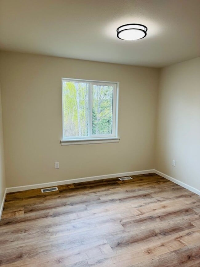 Building Photo - Brand New Duplex with upgraded finishes th...