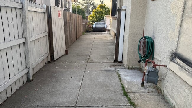 Building Photo - EPIC REA: Charming 2 Bed/ 1 Bath Home in Oakland’s Foothill Neighboorhood