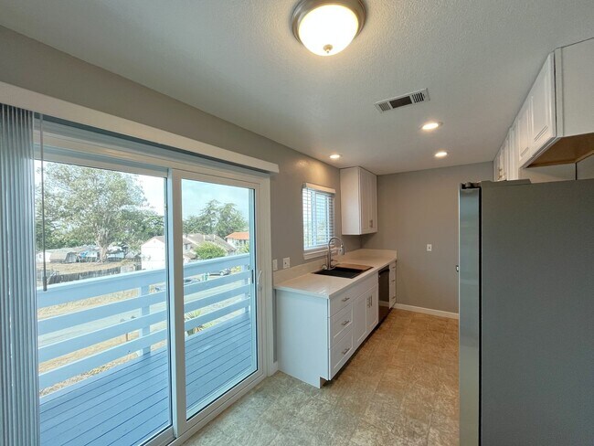Building Photo - Beautifully Renovated Upstairs unit w/View...