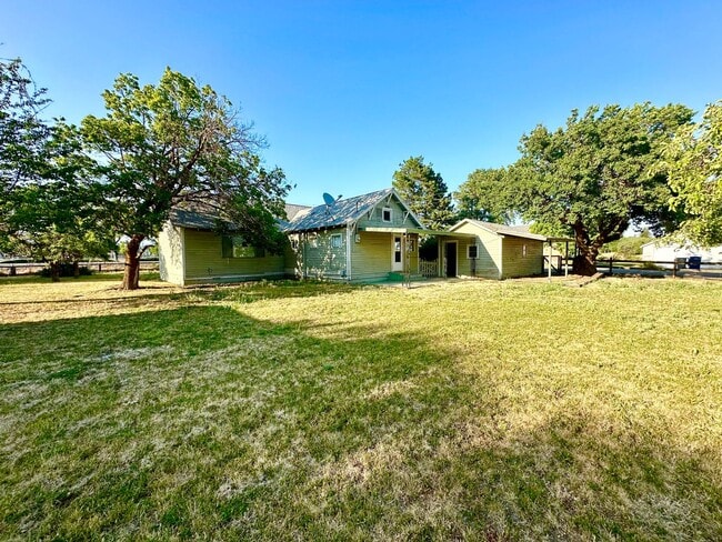Building Photo - 2 Bedroom 1 Bathroom Home with Acreage in Town