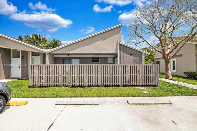 Building Photo - 618 Woodgate Cir