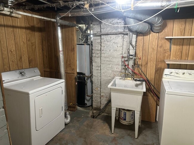 Building Photo - Spacious Home in the heart of Kenosha