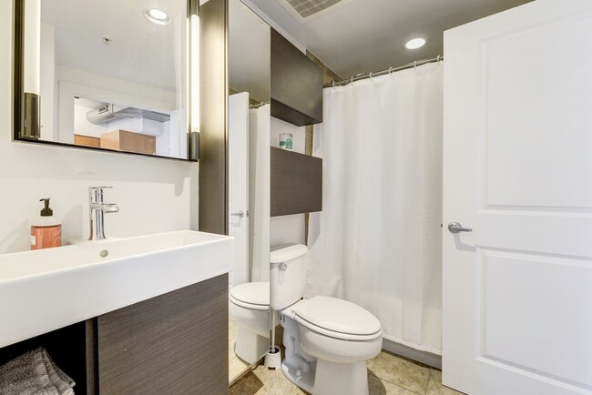 Building Photo - 2 bedroom 2 bath condo in Adams Morgan