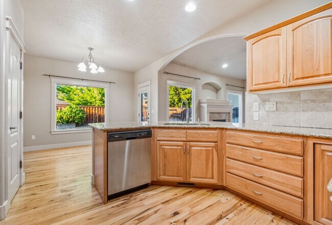 Building Photo - SE BOISE 5BD/3.5BA PLUS OFFICE