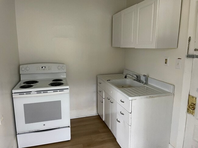Building Photo - 2 Bedroom 1 Bath Available to Rent for $79...