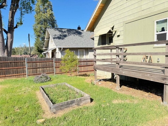 Building Photo - 2 Story home close to downtown