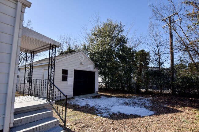 Building Photo - 11 Roberts Ct W