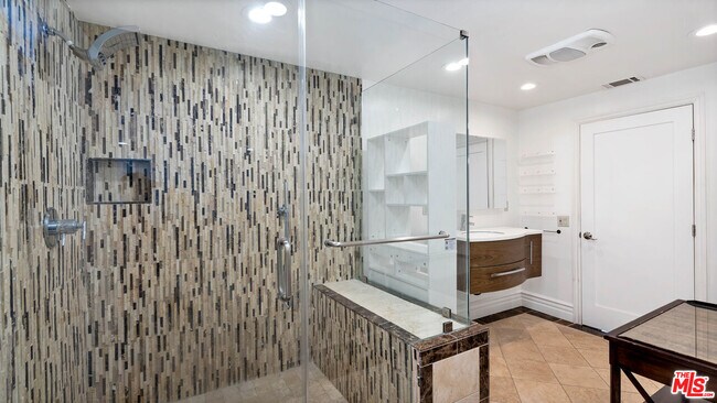 Building Photo - 9887 Carmelita Ave