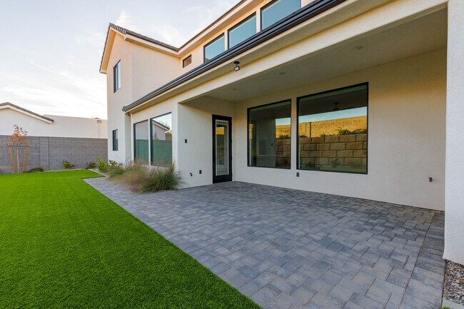 Building Photo - 6 bedroom with RV Garage and Hot Tub