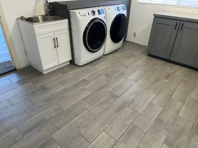 Building Photo - Free Perks, Spacious 4-Bedroom, 3-Bath Home!