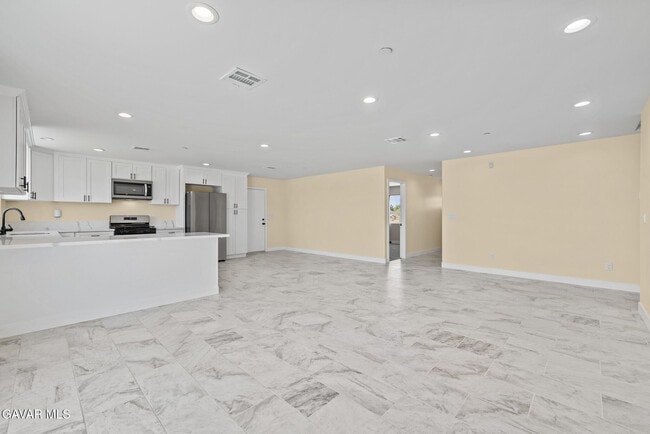 Building Photo - 627 E Ave S-8