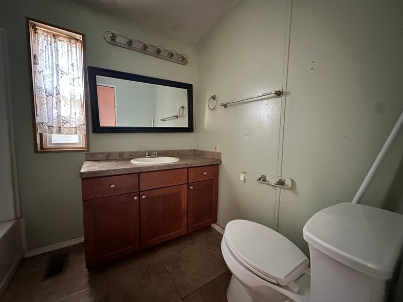 Building Photo - 3 Hartland St N