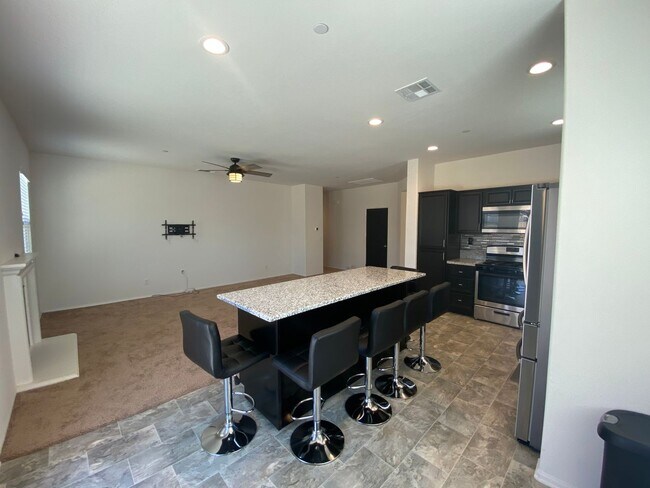 Building Photo - Rosamond 4 bedroom