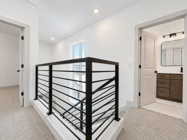 Building Photo - 724 Ellwood Ave