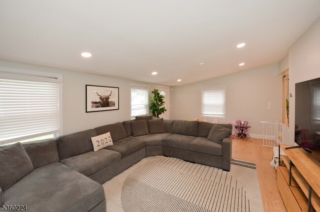 Building Photo - 54 Allan Dr