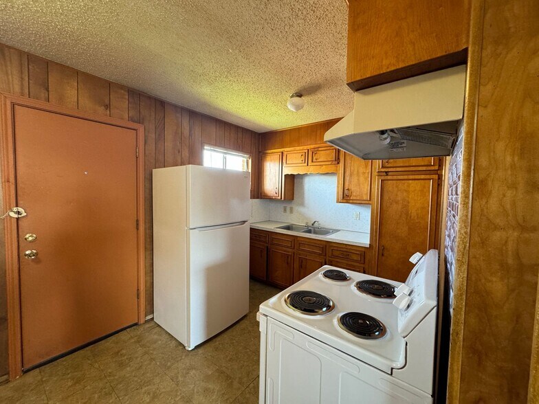 Building Photo - 805 W Hallmark Ave