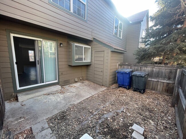 Building Photo - 2 Bedroom 2 Bathroom Townhouse Near Quincy and Buckley!!