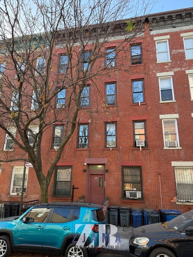Building Photo - 32 Garnet St