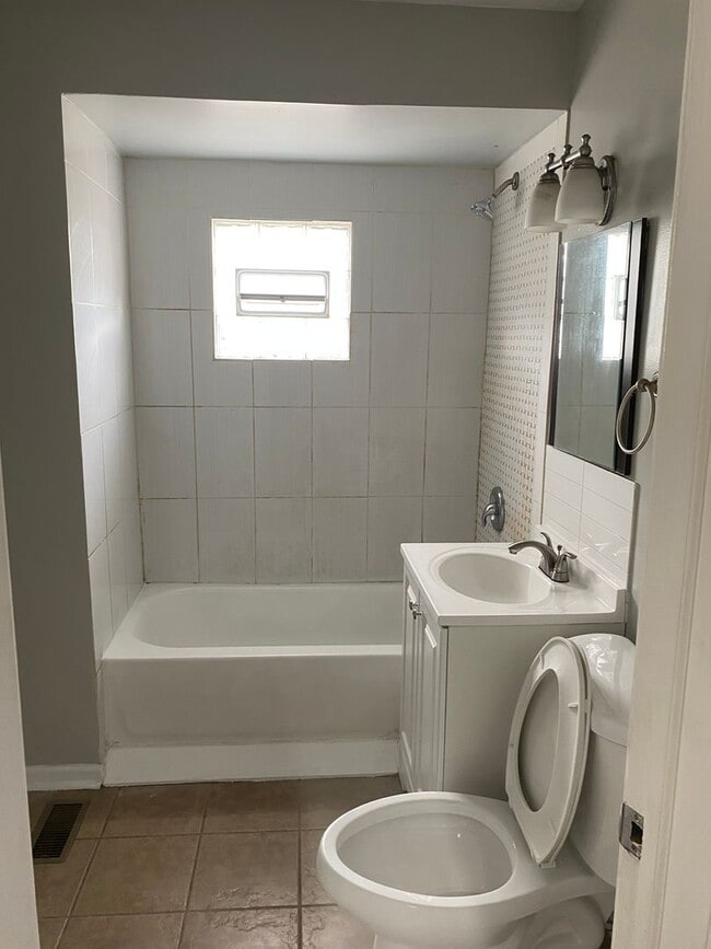 Building Photo - 4 bed -room house