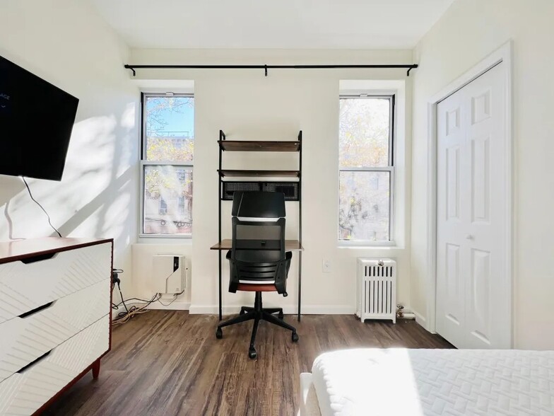 Building Photo - Furnished room/NOT APARTMENT