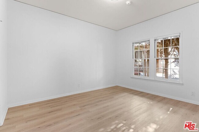 Building Photo - 140 S Camden Dr