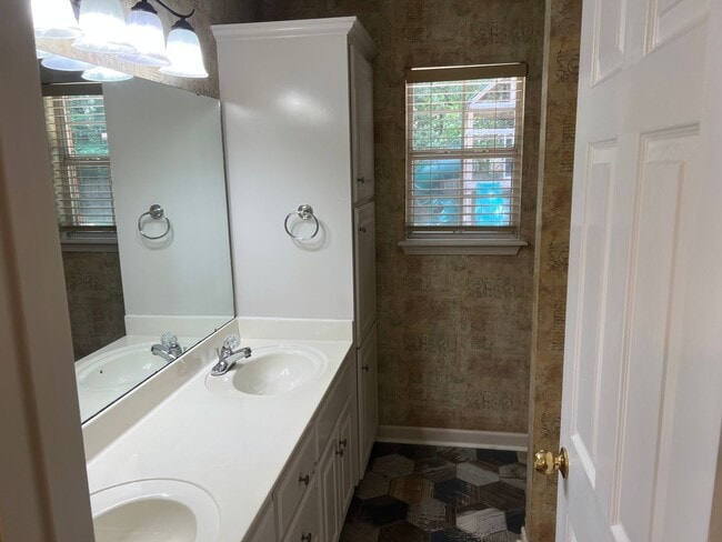 Building Photo - Charming 3 Bed 2 Bath Home