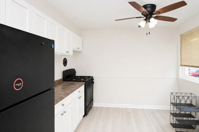Building Photo - 4843 Elm St