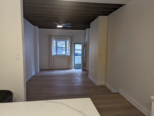 Building Photo - 615 E Thompson St