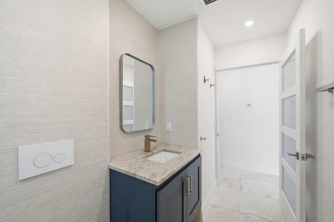 Building Photo - 1706 NE 28th Dr