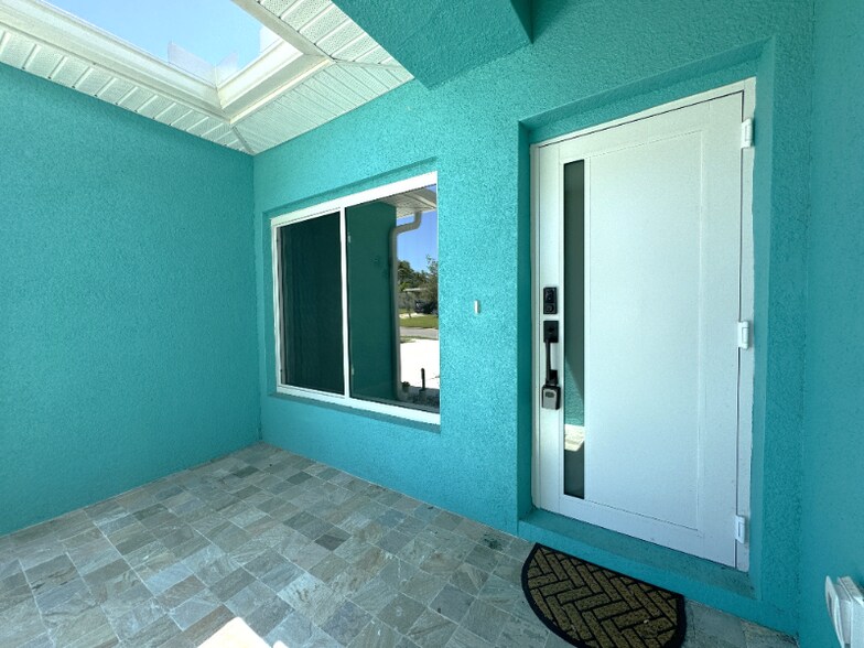 Building Photo - 271 Diogenes St