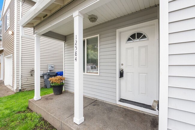 Building Photo - Beautiful 4bed/2.5bath - 1/2 OFF First months rent!