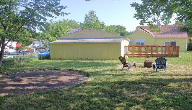 Building Photo - 4 bedroom/1 Bath Single Home!