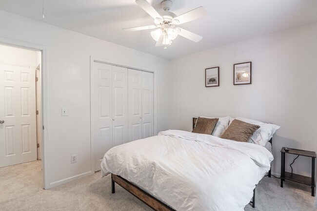 Building Photo - Gorgeous 4 Bedroom Home with Spacious Layo...