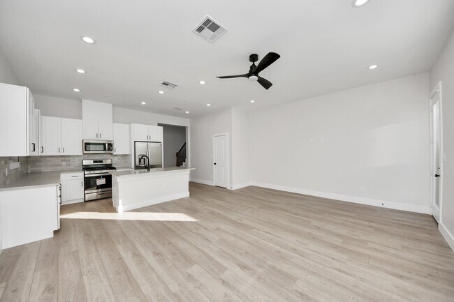 Building Photo - 8306 Comal St