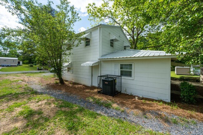 Building Photo - 3 Bedroom/2 Bath Move in Ready!