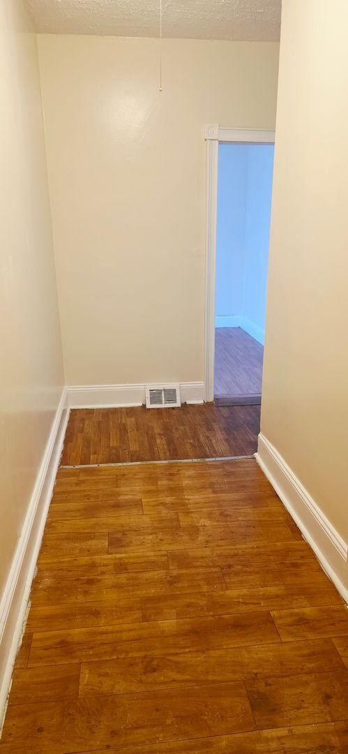 Building Photo - 1st Floor 3 Bedroom Apartment Available Today