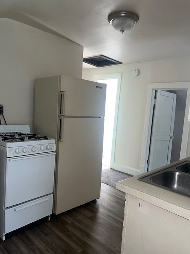 Primary Photo - 706 E Doege St