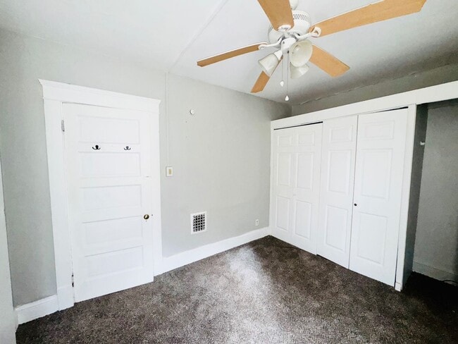 Building Photo - 692 E 128th St