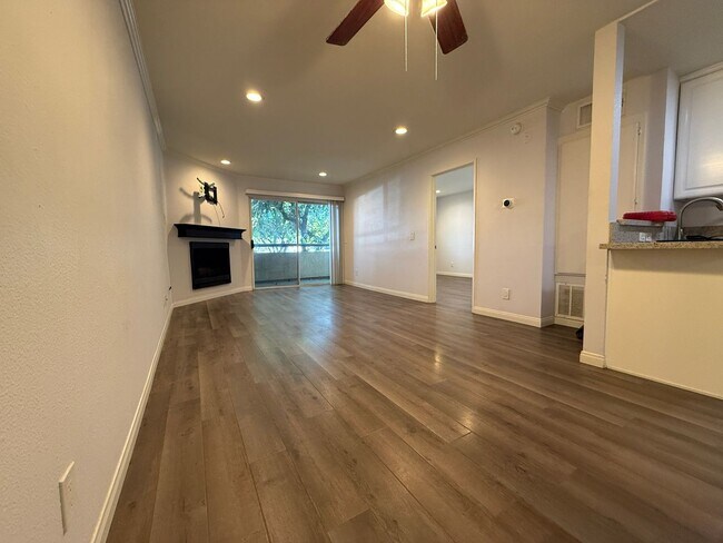 Building Photo - Modern 1-Bedroom Condo with Resort-Style A...