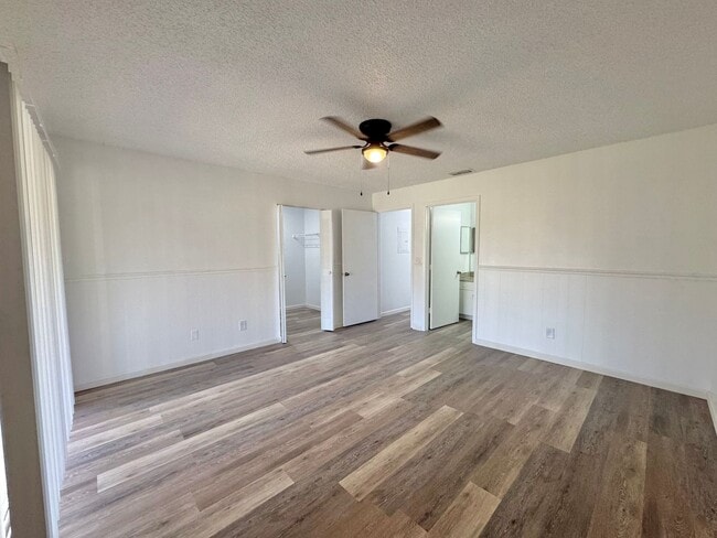 Building Photo - Winter Ridge - End Unit & Canal Front