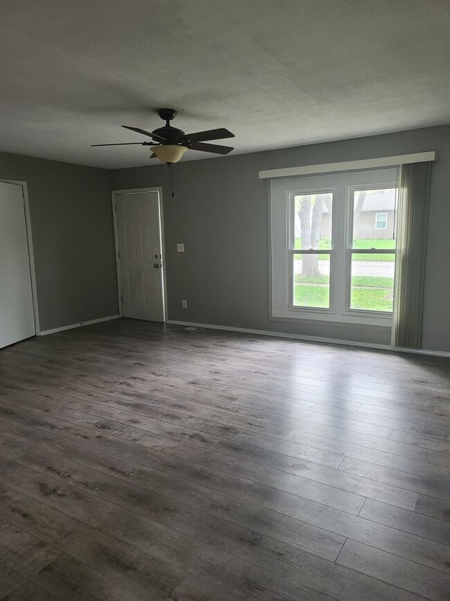 Building Photo - 606 Dogwood Dr