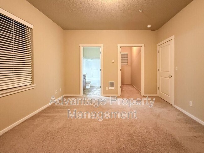 Building Photo - 537 Catron St S